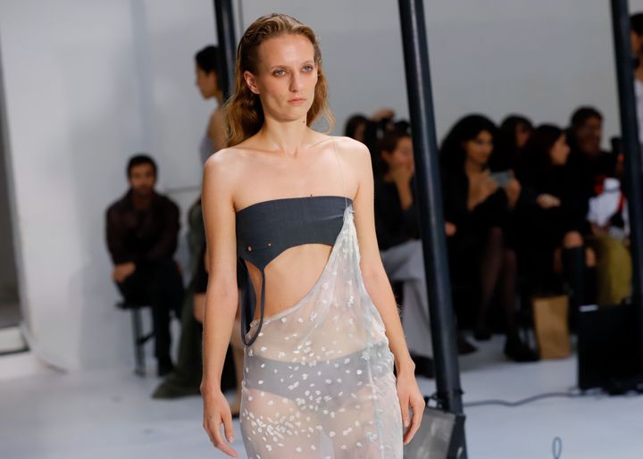 パリファッションウィークで、Paloma Woolのランウェイを歩くコリンズ。アーティストやフォトグラファーとしてだけでなく、モデルとしても活躍。