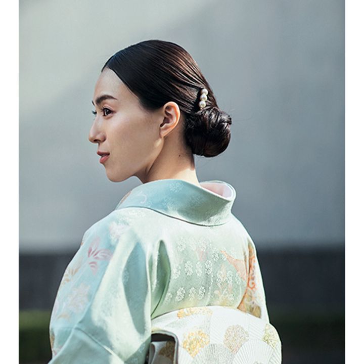 和装にタイトなまとめ髪をした笹川友里さん