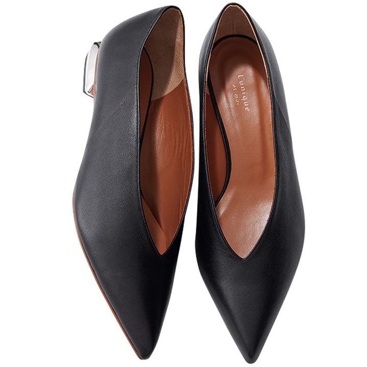 リュニック エ モアの足をキレイに見せる黒パンプス