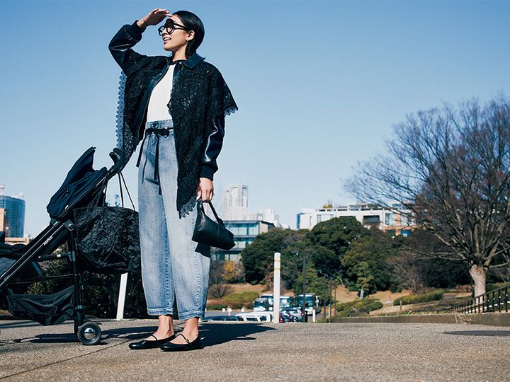 Tシャツに薄色デニムの上下にブルゾンとレースカラーを羽織って足元にバレエシューズを合わせた着こなし