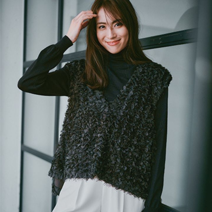 THREE SQUAREのシャギーペタルジレ_モデル1