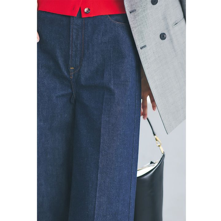 お仕事ママのデニムはきれいめ印象のセンタープリーツ入りが正解