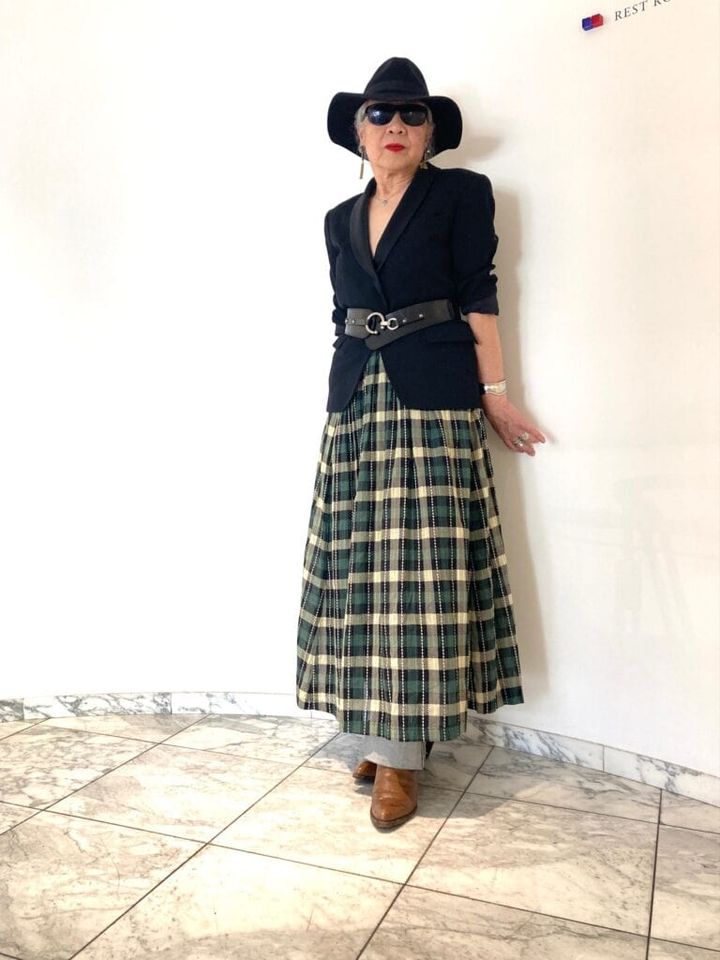 「EDWIN」のデニムをパーティスタイルにも！こなれた甘辛ミックスは60代が真似したい着こなし！