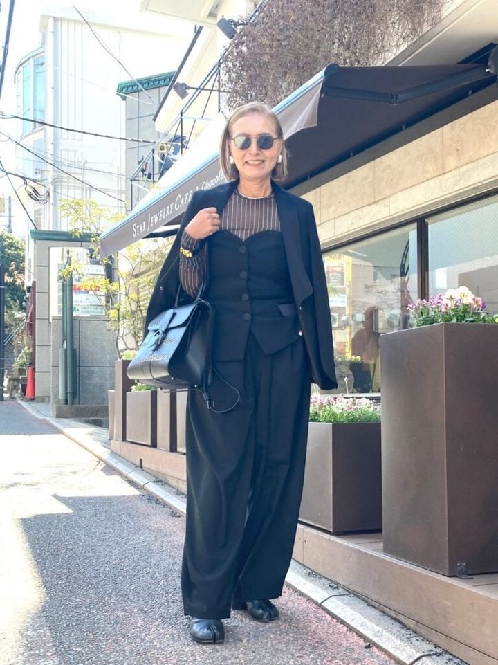 「cinoh」のケープ型タキシードと「カレンソロジー」のドロストパンツで程よくトレンドを取り入れたきれいめパーティスタイルに！