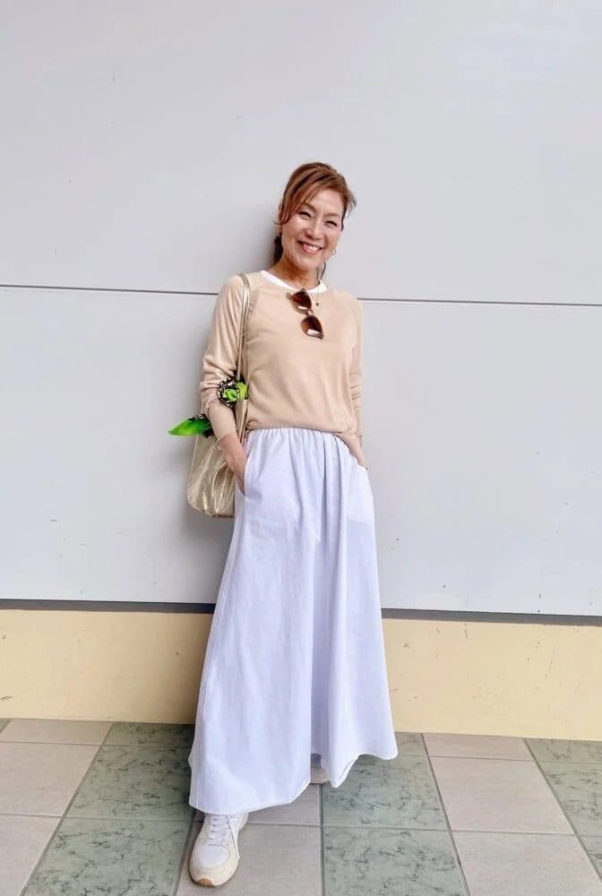 「ZARA」の定番ニットを使った柔らかベージュ×白コーデに、遊びを効かせた春のこなれスタイル！