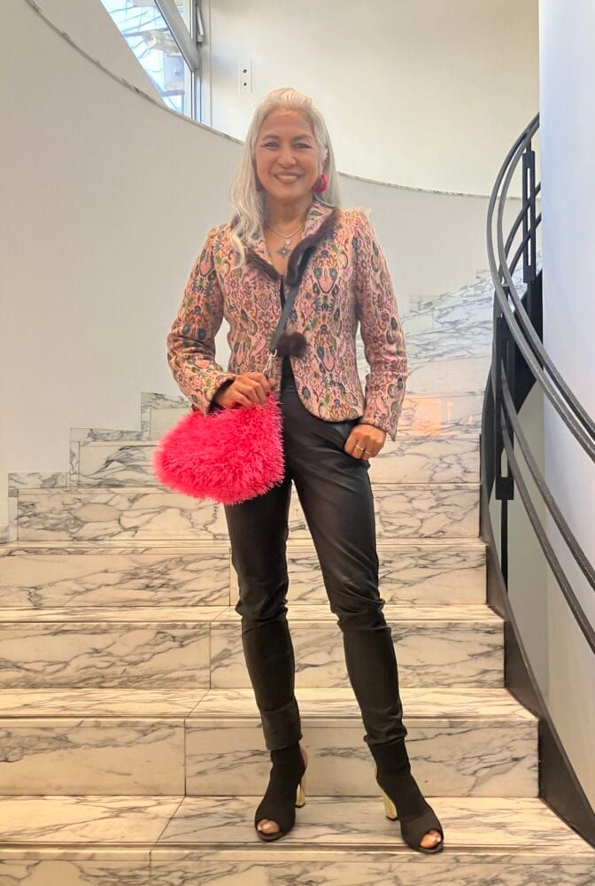 ビンテージのレザーパンツを女性らしく着こなすには？ ピンクアイテムでやわらかさをプラス！