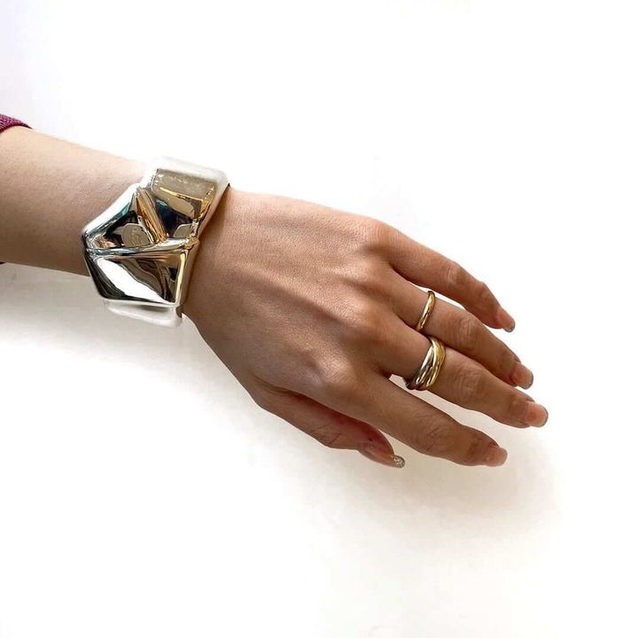 ティファニーのバングルを付けた女性