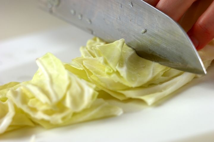 キャベツと鶏肉のスープの下準備1