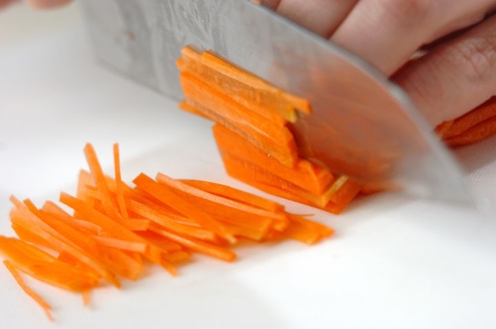 ニンジンとオレンジのサラダの下準備1