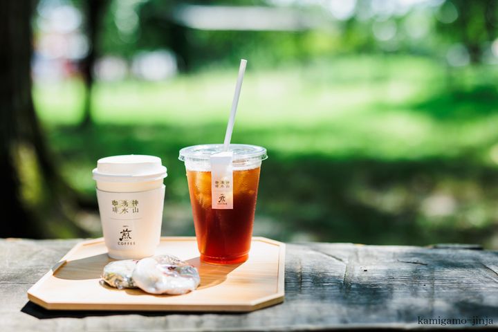 「神山湧水珈琲 煎」の珈琲と門前名物・葵家やきもち総本舗のやきもち