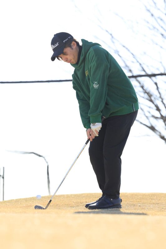 アプローチは“ゆるゆるグリップ”が正解！「右手の親指はそえるだけ」