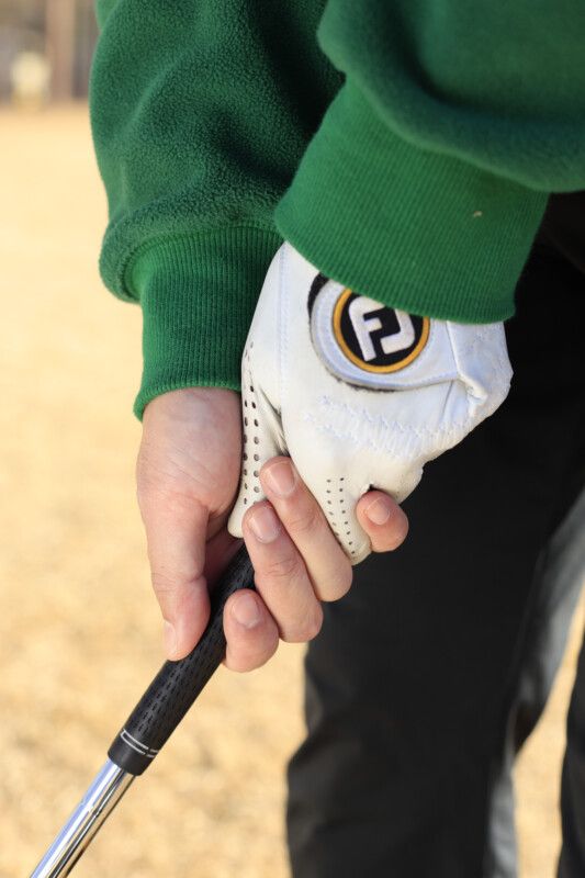 アプローチは“ゆるゆるグリップ”が正解！「右手の親指はそえるだけ」