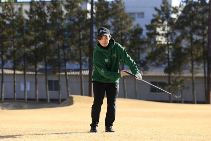 アプローチは“ゆるゆるグリップ”が正解！「右手の親指はそえるだけ」