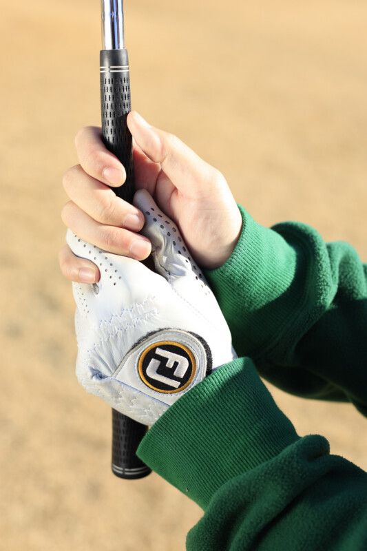 アプローチは“ゆるゆるグリップ”が正解！「右手の親指はそえるだけ」