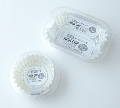 おかずカップ 角型小 31 枚クリア、 おかずカップ 8 号 55 枚 クリア 各110 円／Seria