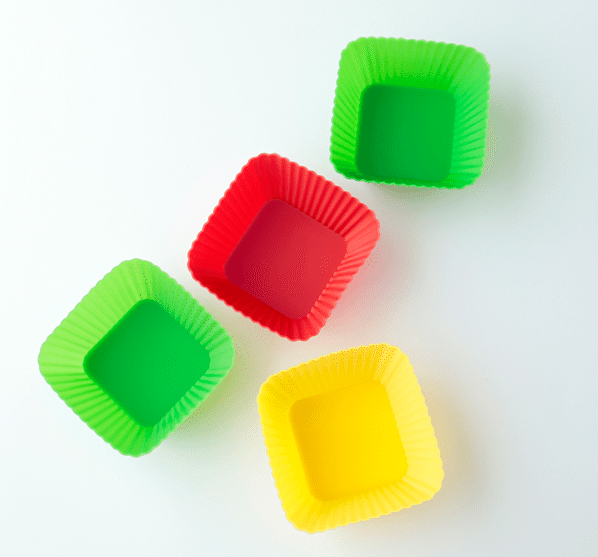 シリコンおかずカップ スクエア 4 枚 ベジタブルカラー 110 円／DAISO