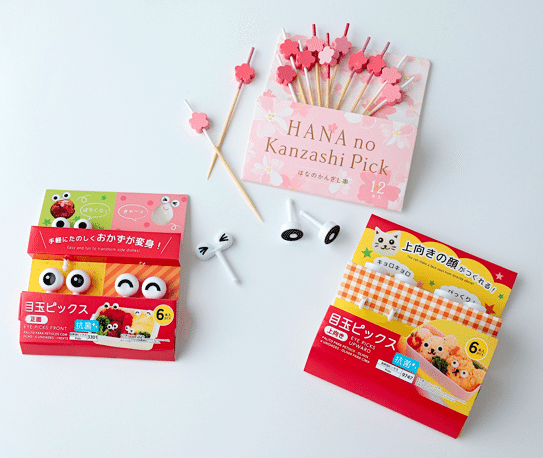 左から、抗菌目玉ピックス 正面、 抗菌目玉ピックス 上向き 各6 本 110 円／DAISO はなのかんざし串 12 本入り 110 円／Seria