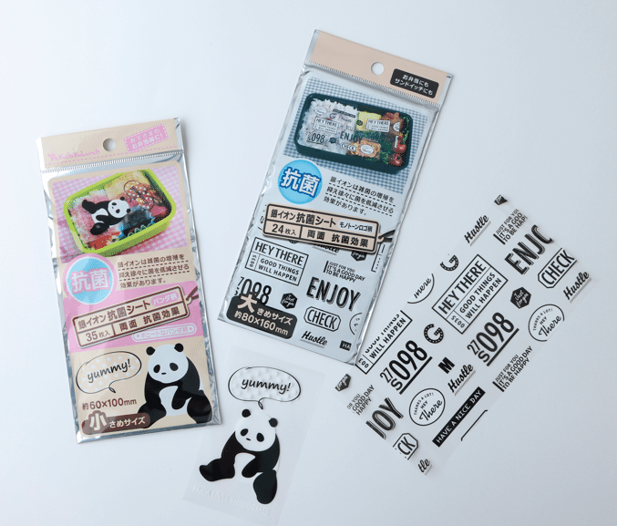 銀イオン抗菌シート 大きめサイズ 24 枚入り モノトーンロゴ柄、 同 小さめサイズ 35 枚入り パンダ柄 各110 円／Seria