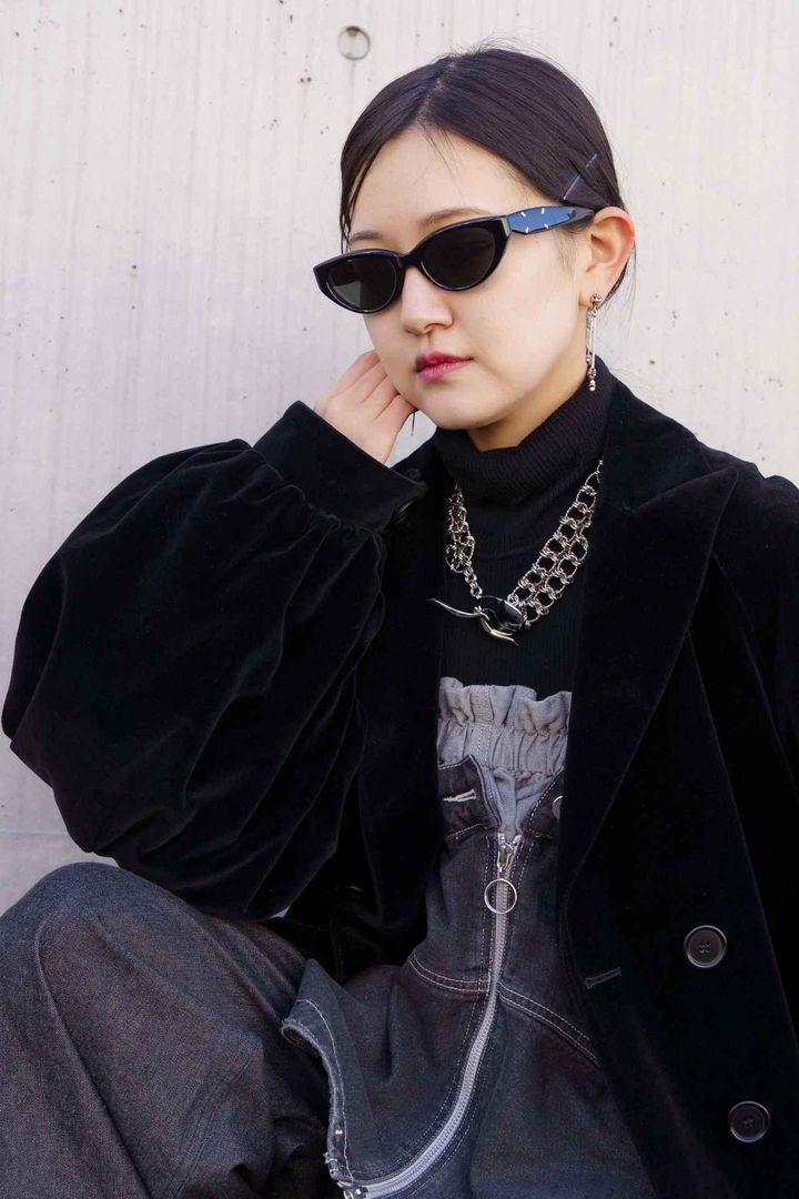 画像4: モードファッションとシルバーアクセサリーがポイント