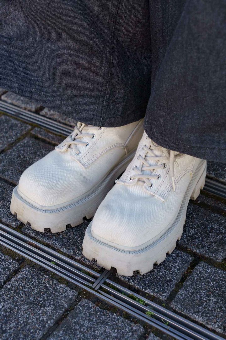 画像5: モードファッションとシルバーアクセサリーがポイント