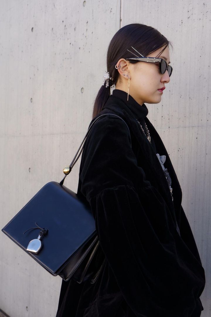 画像3: モードファッションとシルバーアクセサリーがポイント