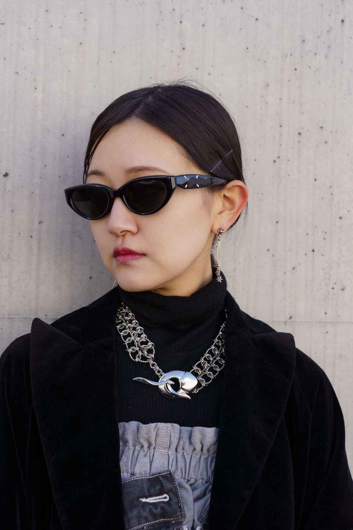 画像2: モードファッションとシルバーアクセサリーがポイント