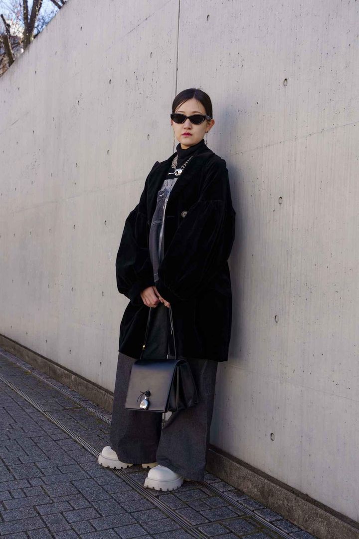 画像1: モードファッションとシルバーアクセサリーがポイント