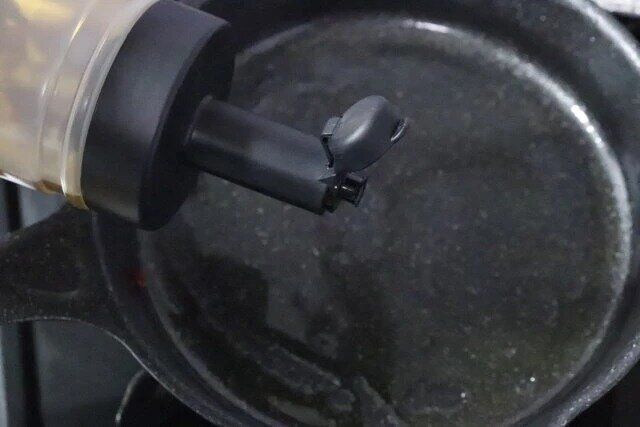 ダイソーの優秀な丸型フィルター付オイルボトル（250mL、細口）