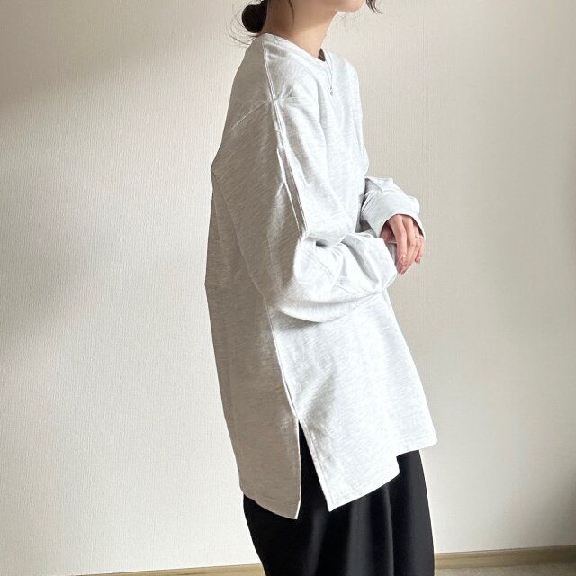 GU ライトスウェットオーバーサイズT（長袖） LIGHT GRAY サイドから見た感じ