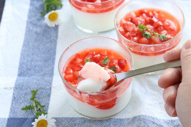 苺ミルクプリン スプーンで掬う