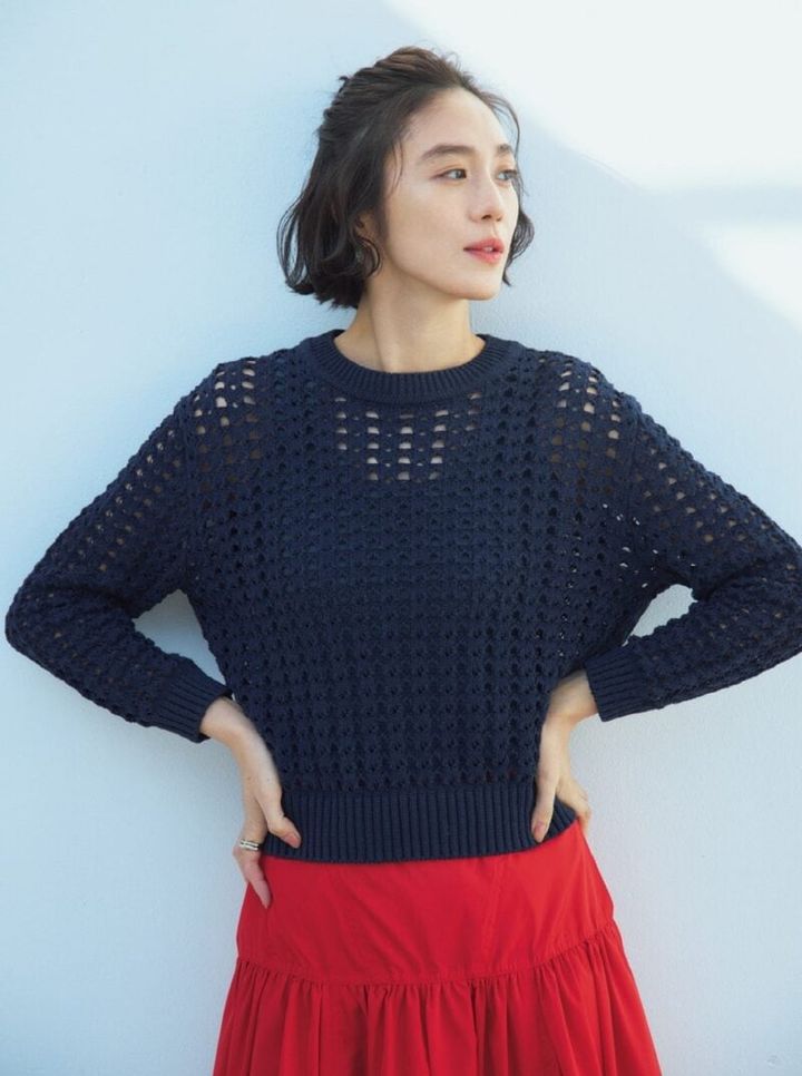 メッシュニットには同色タンクを合わせて