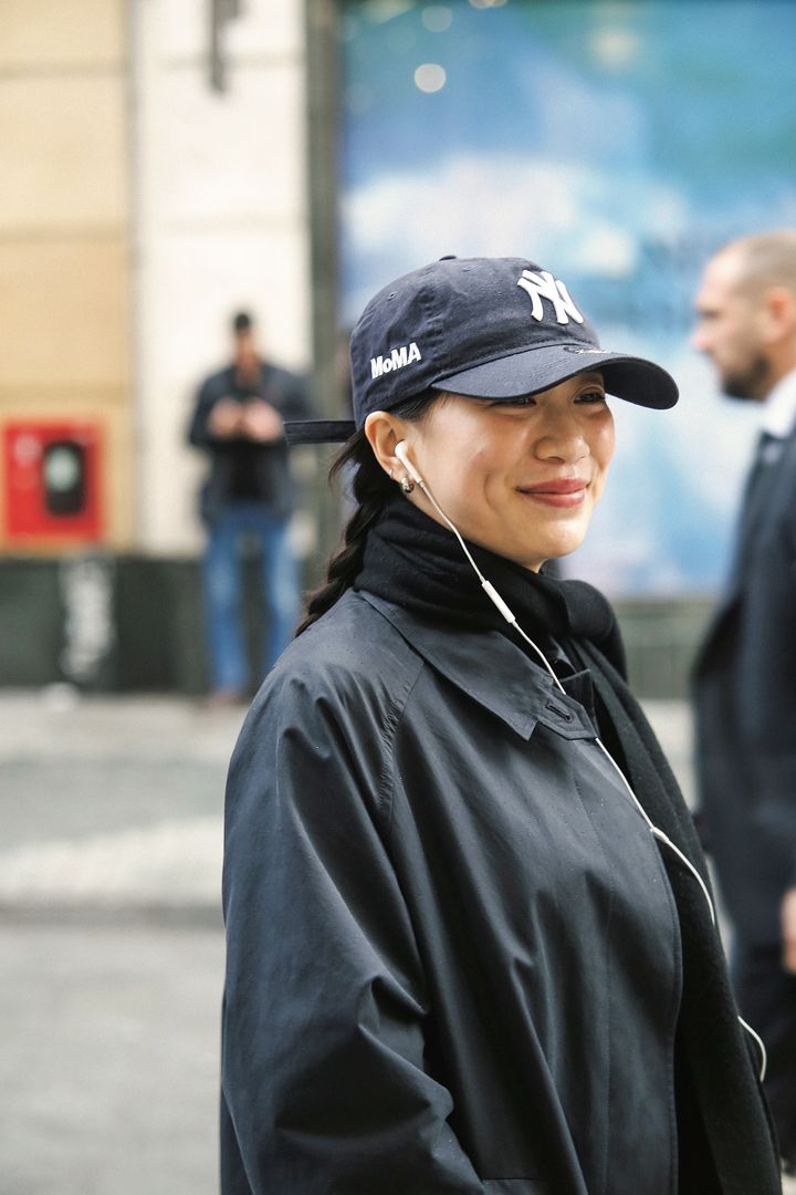 キャップからちらりと見える三つ編みがコーデにアクセントをプラス！