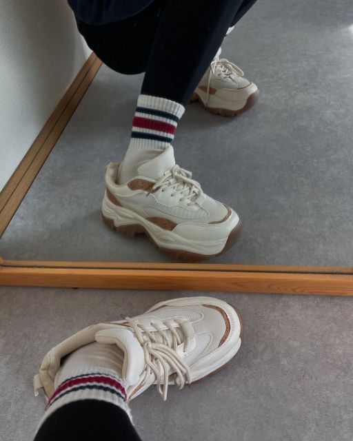 厚底スニーカーを履いている