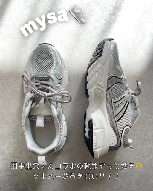 スニーカーを履いている