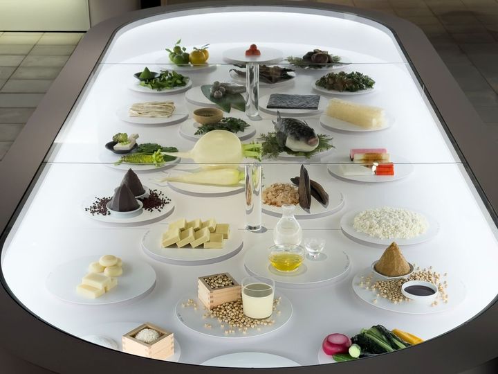 日本ならではの食品を選定し、その価値や知恵を世界と共有することで地球の食を未来に輝かせるプロジェクト「EARTH GOODS」。展示スペースの中央のショーケースに飾られた選ばれた25の食品。