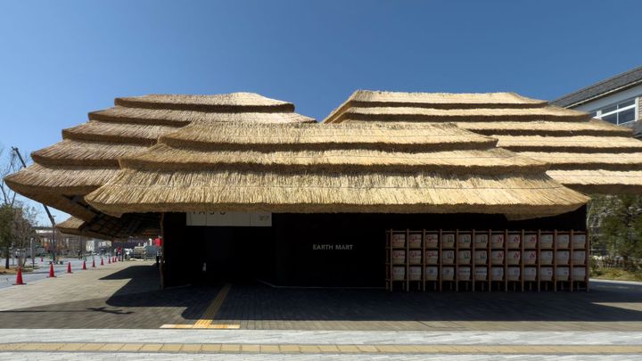 持続可能性をテーマに掲げた万博会場では全体的に木材を使ったパビリオンが多いが、その中でも茅葺の屋根は特別な存在感を放っている。