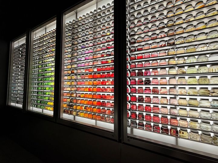 日本人が食べる主要な食材300種、816カットの写真を瓶に封じ込め、スーパーの売り場のようなショーウィンドウにした展示。