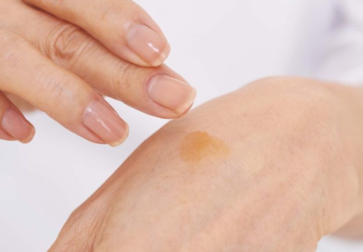 【1】つけ過ぎを防ぐためいったん手の甲で量を調整