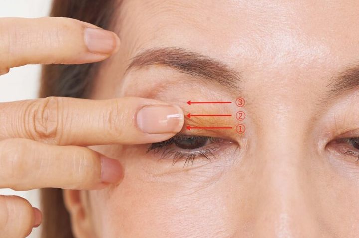 【2】目頭から目尻へ真っ直ぐ指をスライドさせる