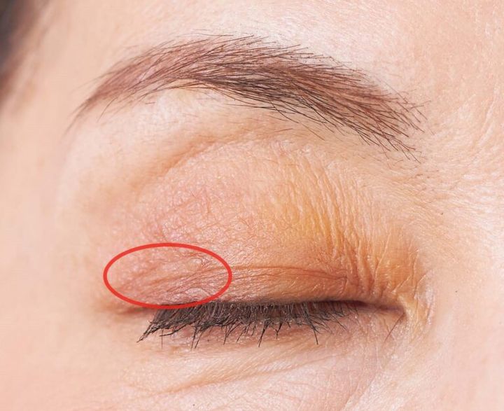 目尻にピンクのアイシャドウを