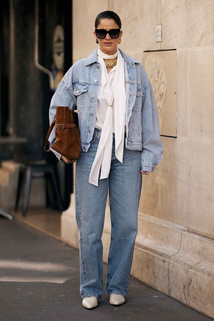 画像: ライトブルーデニムと合わせて瑞々しく