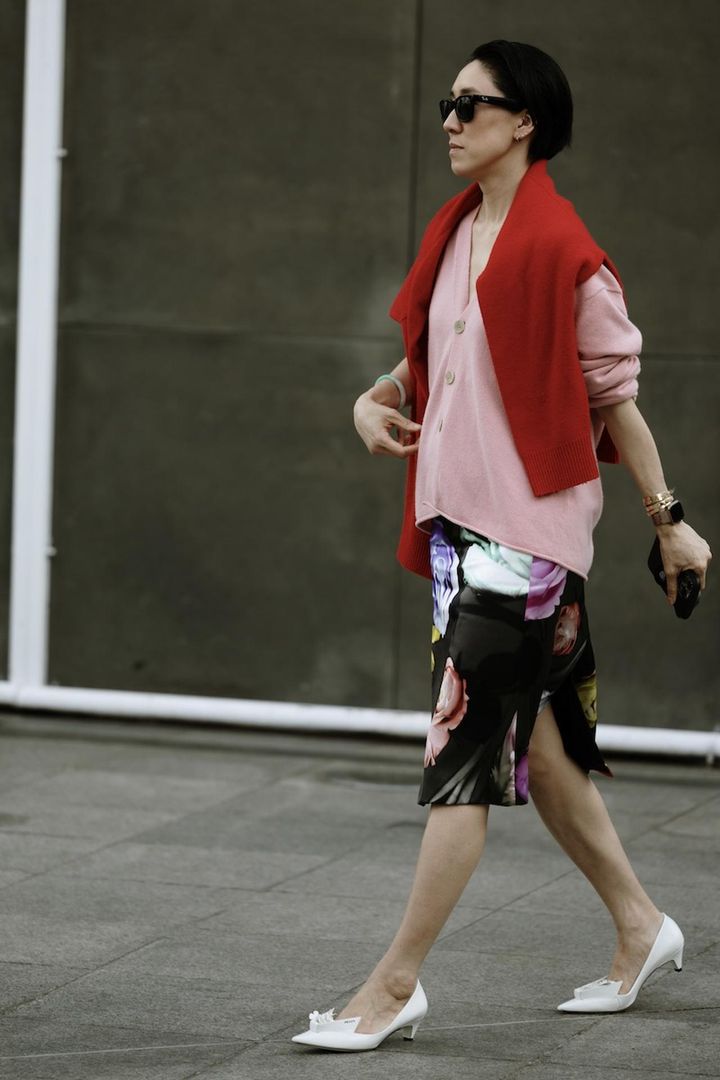 画像: シャープな白パンプスをまとめ役として投入