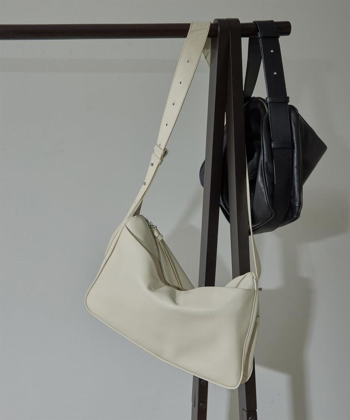 画像: 「ソフトスクエアショルダーバッグ」[縦21✕横34✕マチ8cm]￥22,000【2.718】※ブラックは2025年5月下旬頃発売予定 出典：ガリャルダガランテ