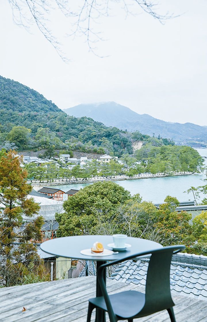 高台に建ち、嚴島神社と自然豊かな海岸線を一望できるコーヒーサロン。