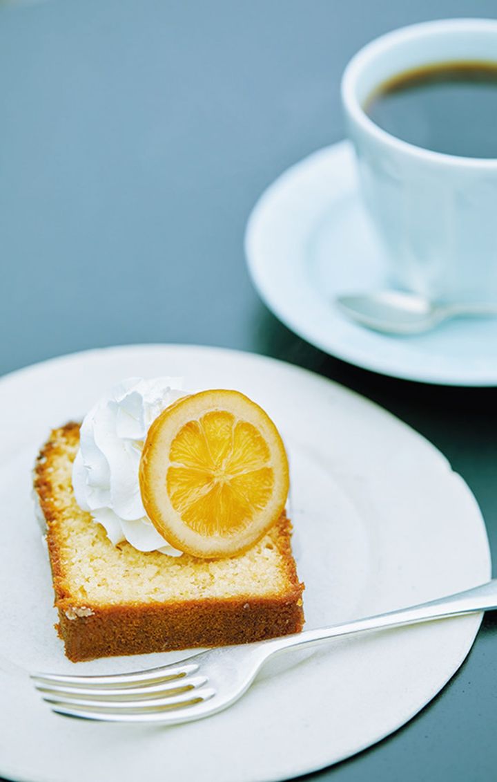 観光地の喧騒を抜け、開放的なカフェで一息。