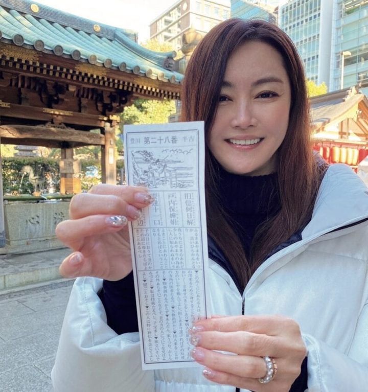 観月ありささんの2025年初詣は豊川稲荷