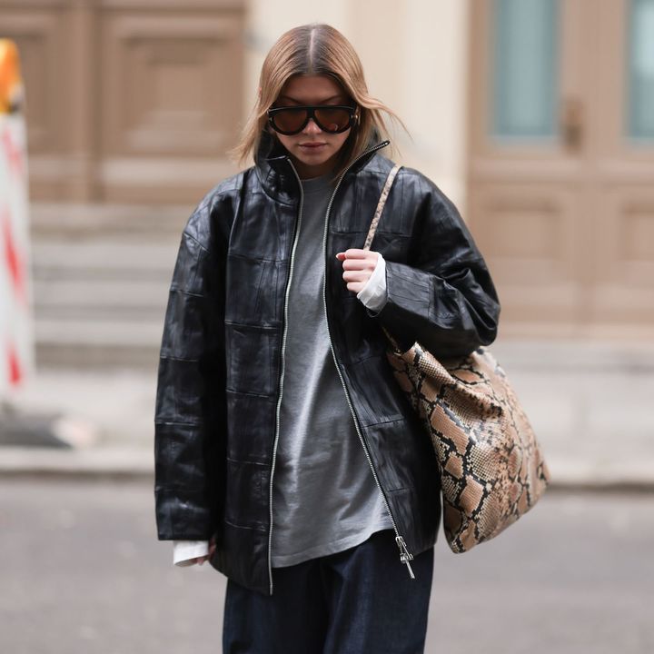 ジップ使いと革そのものの風合いが堪能できるシンプルなデザインが印象的。