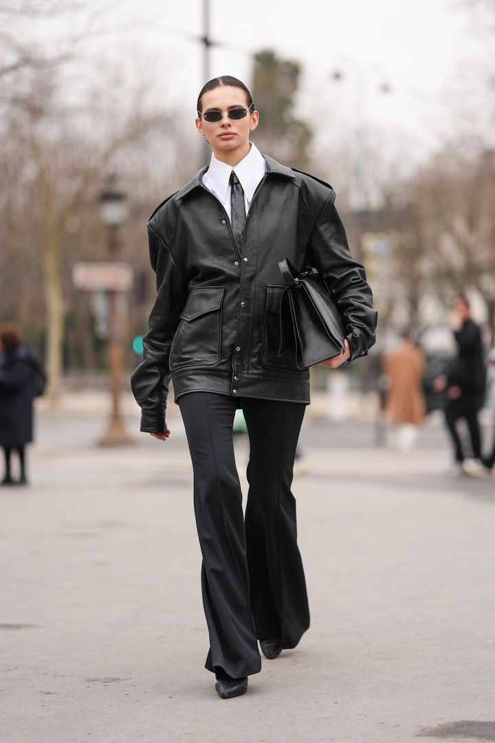 シャツ＆ネクタイに合わせてマニッシュ感を強調。