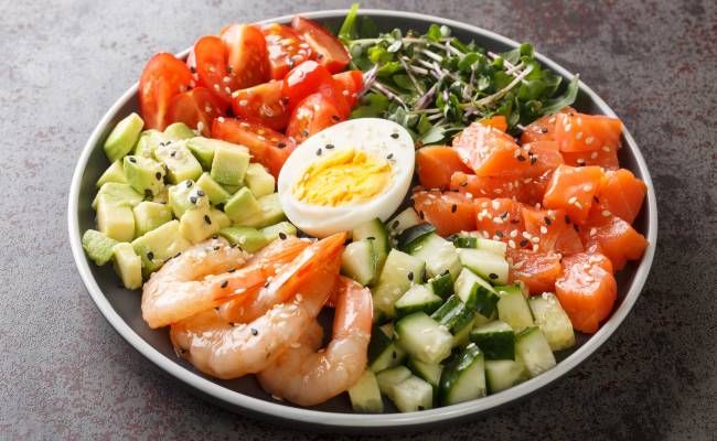 エビとサーモンの入った野菜サラダのイメージ