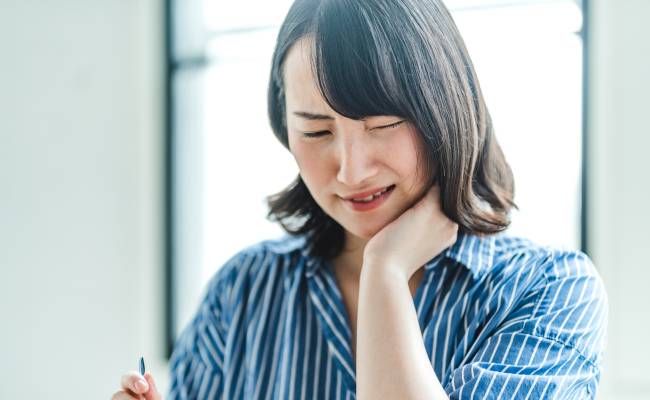顎に痛みを感じる女性のイメージ